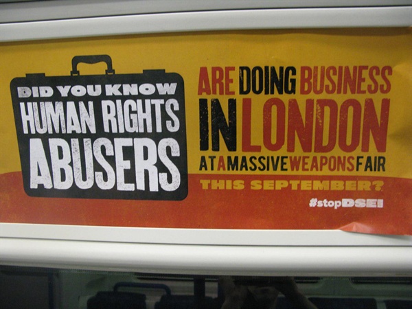 런던 지하철을 점거한 #stopDSEi 선전물. "인권침해자들이 런던 무기박람회에 모여 장사를 한다는 사실을 아세요?"