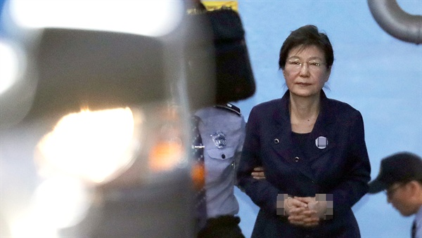 박근혜 전 대통령이 구속 연장 후 첫 공판을 마친 16일 오전 서울중앙지법을 나서고 있다. 