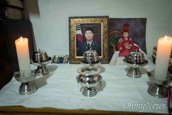 고 김준엽 하사가 세상을 떠난 지 5년 가까이 지났지만, 엄마는 지금도 아들의 영정 앞에 촛불을 켜놓는다.