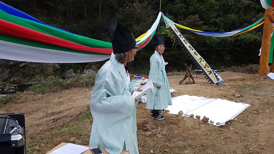  이날 장승제를 주관한 내포문화숲길의 임직원들이다. 앞쪽은 이지훈 내포문화숲길 당진 지부장, 뒤쪽은 김상복 내포문화숲길 당진 센터장이다. 