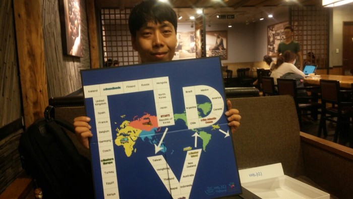 김경수이사장이 TVD떠나리협동조합이 개발한 보드게임을 들고 있다.