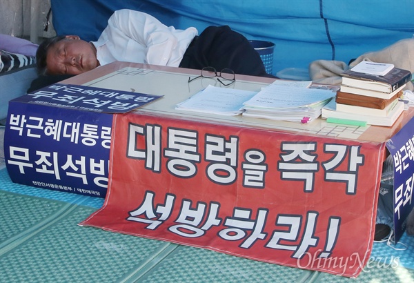박근혜 전 대통령 즉각 석방을 요구하며 8일째 단식중인 조원진 대한애국당 의원이 17일 오후 국회 본관 앞 농성장에 드러누워 있다.