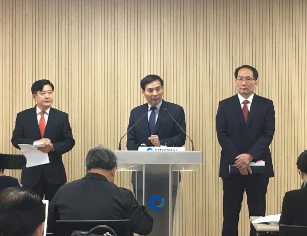 황효진 인천도시공사 사장(중앙)은 오늘(17일) 기자회견에서 십정2 부동산펀드에 610억 원을 출자할 계획을 밝히고 있다.