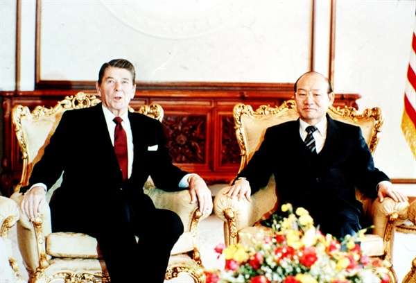 지난 1983년 12월 1일 당시 도널드 레이건 미 대통령이 전두환 대통령과 환담하고 있다.