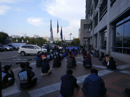  민주노총 전북본부가 노동자를 배제한 채 진행하는 비정규직 정규직화를 규탄하는 집회를 전북도청 앞에서 열었다.