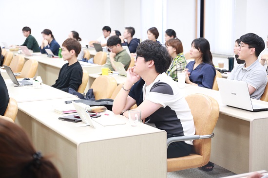 세명대학교 저널리즘스쿨 대학원생들이 정희진 선생의 강의를 경청하고 있다. 