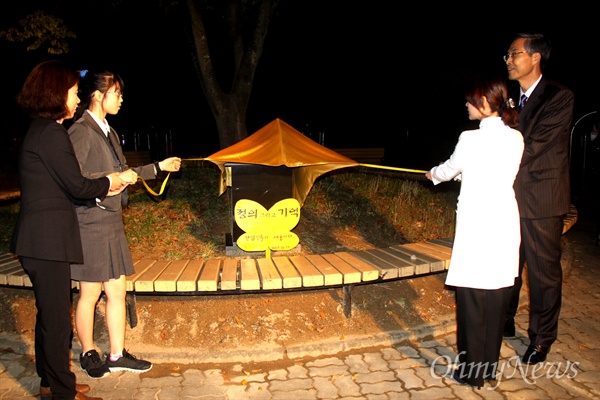 17일 저녁 창원 안남중학교 교정에서는 일본군 위안부 피해자를 기리는 '작은 소녀상' 제막식이 열렸다.