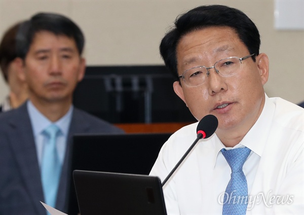 김상훈 자유한국당 의원이 17일 국회 보건복지위원회의 식품의약품안전처 국정감사에서 질의하고 있다. 
