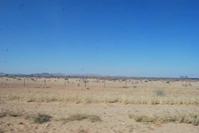 가도 가도 끝없이 펼쳐지는 사막을 향하는 도로 주변의 풍경들
