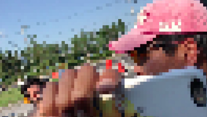 해군 제주기지전대 경비팀 관계자가 마을주민들의 차량을 저지한 후 휴대전화 카메라로 촬영하는 모습. <제공=강정마을회> 
