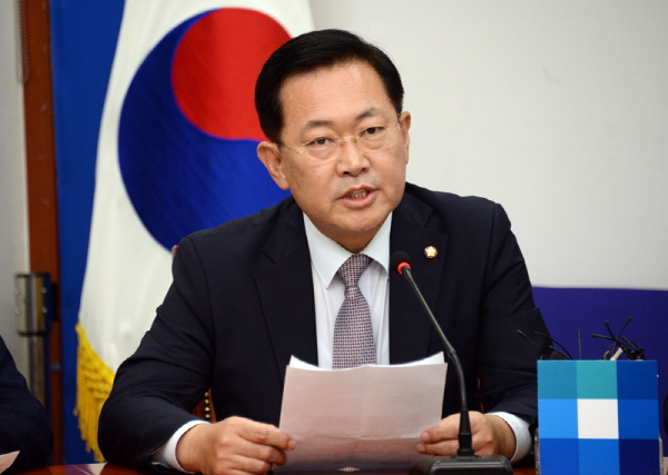박남춘 국회의원은 “공무원이 선거법을 위반해도 처벌이 솜방망이에 그치고 있다”며 공무원의 정치적 중립 의무 위반에 대한 처벌 강화를 주장했다.