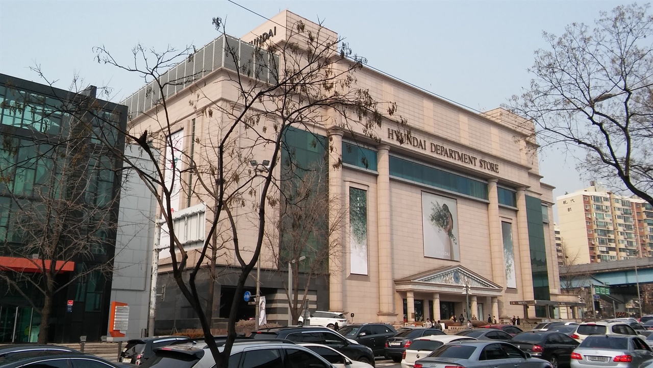 1979년 9월 압구정동에 한양쇼핑센터가 문을 열면서 강남에 백화점 시대가 개막됐다. 명품백화점으로 알려진 압구정동 현대백화점은 1985년 개관했다.
