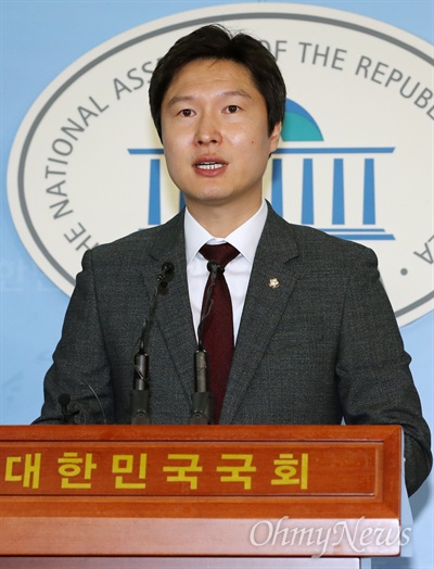 김해영 더불어민주당 의원이 지난해 10월 18일 오전 국회 정론관에서 기자회견을 연 모습. 