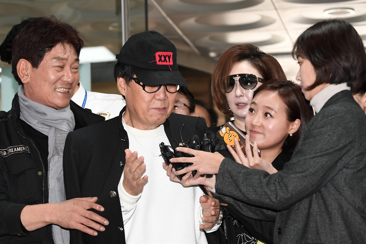 '그림 대작’ 의혹을 받고 있는 방송인 조영남씨가 법원의 선고공판에 참석하기 위해 10월 18일 오후 서울 서초동 서울중앙지법에 출석하고 있다. 