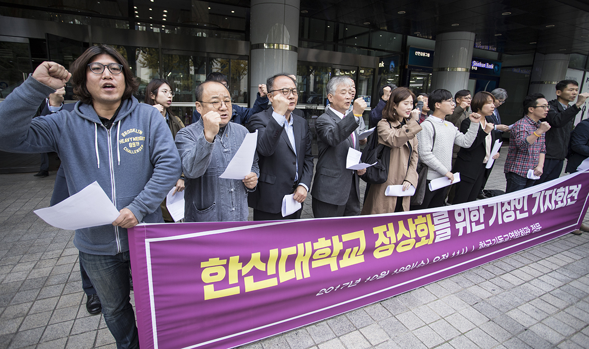 18일 오전 기장인들은 서울 종로5가 한국기독교연합회관에서 한신대 정상화 촉구를 위한 기자회견을 갖고 이재천 총무를 면담했다.