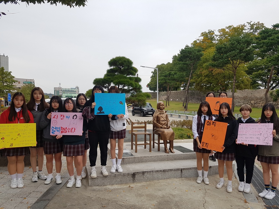  18일 오후 비가 올 듯이 흐린 날씨에 ‘홍성 평화의 소녀상’이 설치된 홍주읍성 주변에서는 50여 명의 소녀들이 위안부 피해자를 생각하고 과거를 절대 잊지 말자며, 손팻말과 함께 지나가는 시민들에게 캠페인을 하고 있다. 