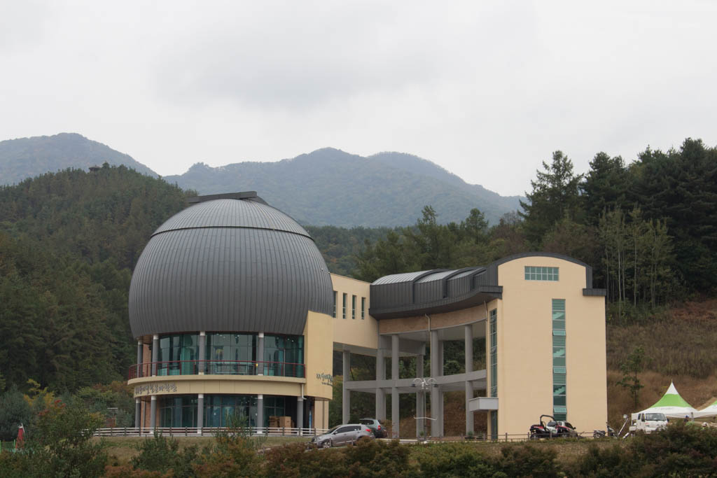 무주 반디랜드 반디별천문과학관 전경으로, 왼쪽 원형의 구조물이 기존 800mm 망원경이 설치된 주관측실, 오른쪽 다단형태의 지붕구조물이 6대의 망원경이 추가설치되는 보조관측실이다.