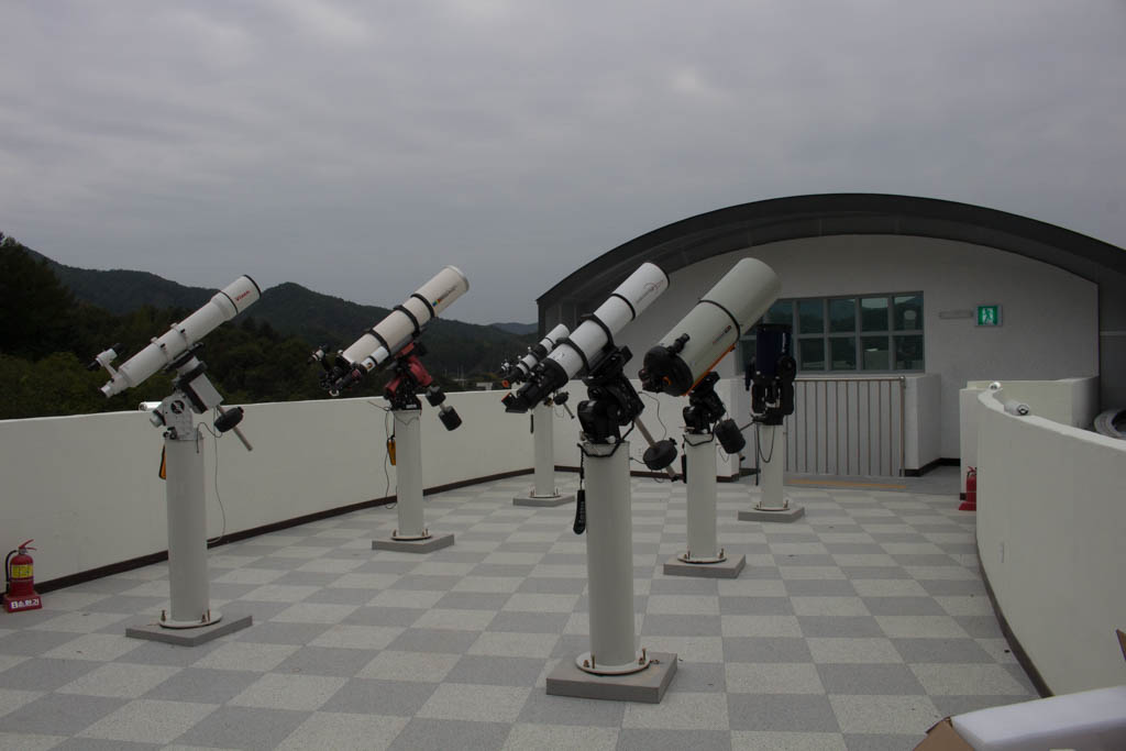 이번 추가 설치된 보조관측실의 망원경 6대로 14인치 슈미트-카세그레인식 망원경과 200mm굴절망원경 등 국내 정상급 관측장비를 구비하였다.