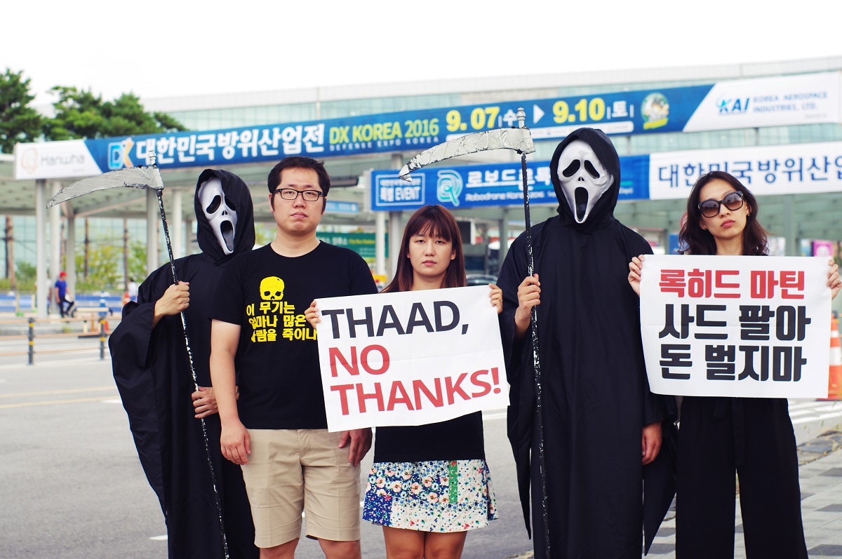 2016 대한민국 방위산업전시회장 앞, 평화활동가들의 사드 반대 퍼포먼스