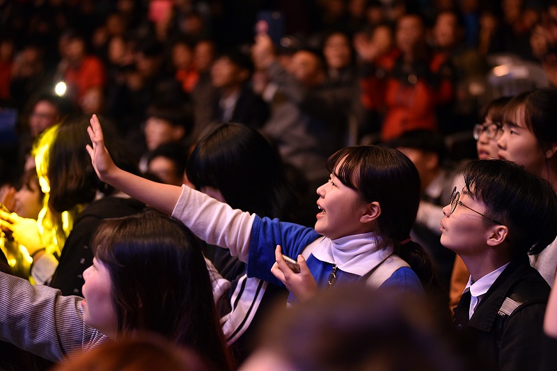 개막공연장에서 한 학생이 휴대폰으로 공연장면을 찍고 있다.