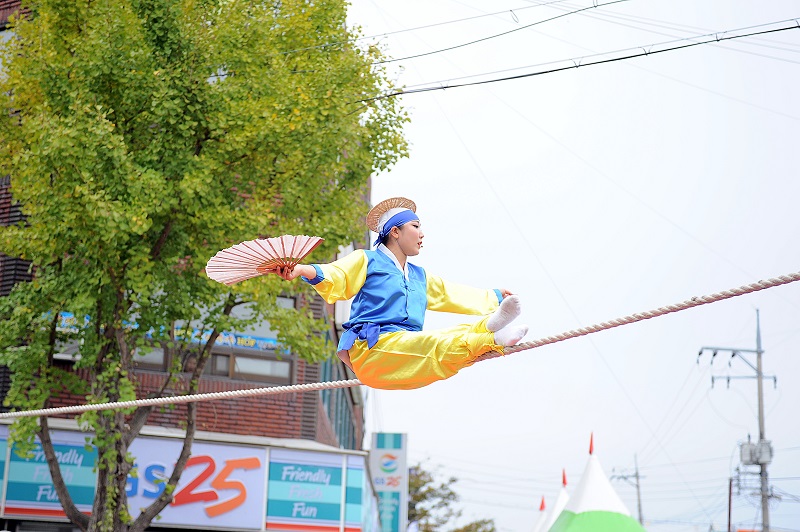 강경젓갈축제 공연마당에서 외줄타기 공연을 선보이고 있다.