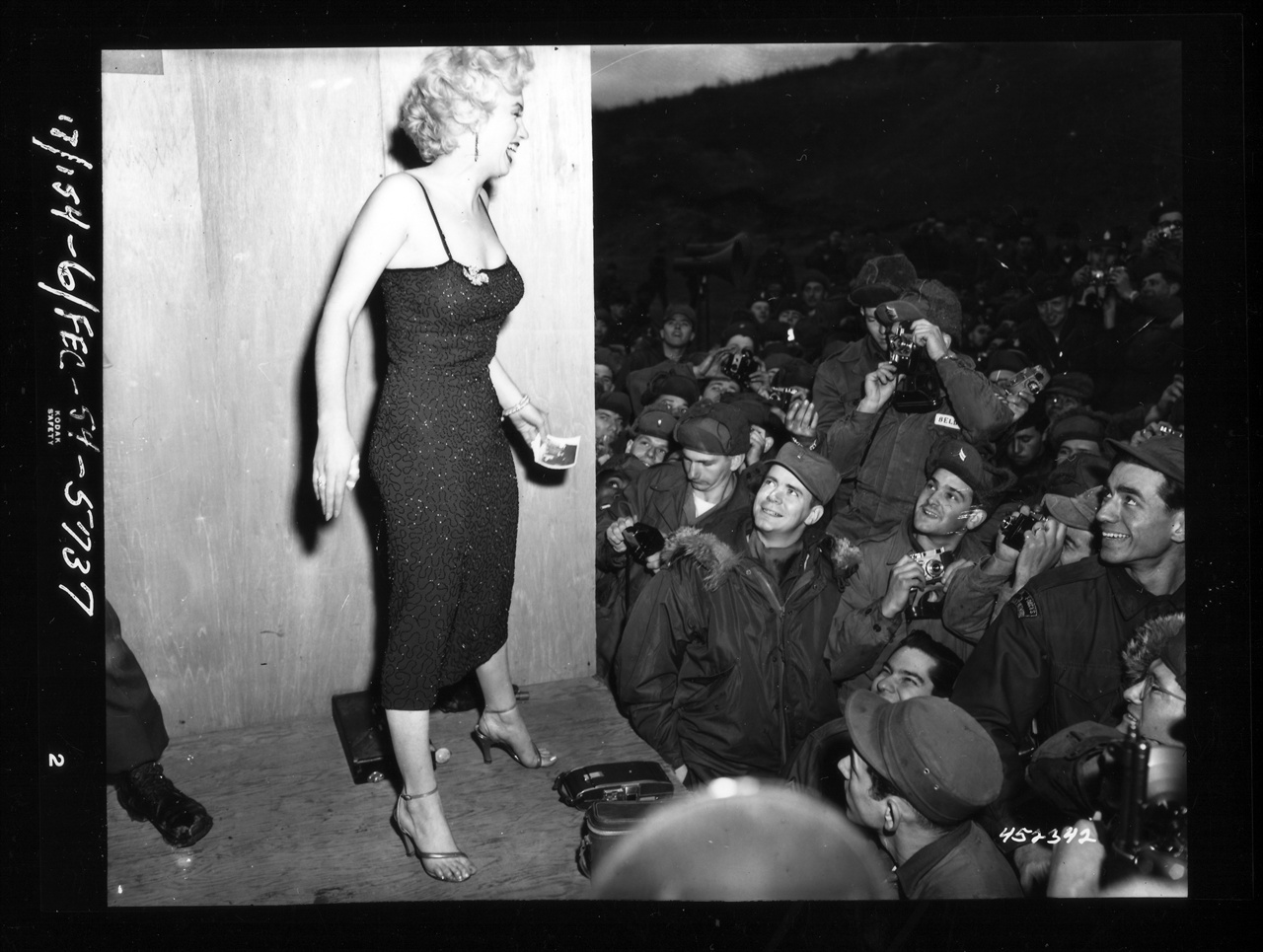 1954. 2. 17. 20세기 최고 스타, 마릴린 먼로가 한국전선을 찾아서 USO Camp Show를 펼치고 있다. 
