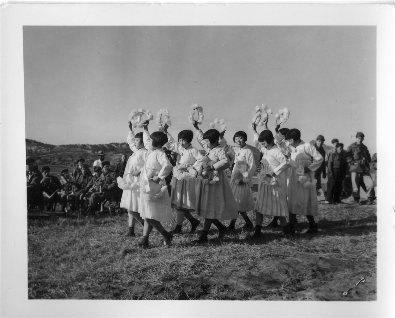 1953. 12. 23. 한국의 소녀들이 미군부대를 방문하여 위문공연을 하고 있다.