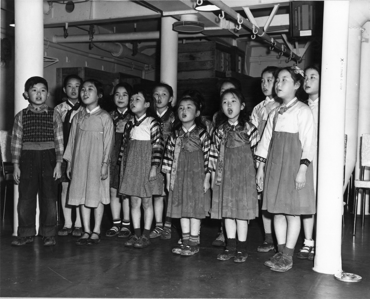 1952. 2. 25. 한국 초등학교 어린이들이 부산항에 정박 중인 미 해군 Wisconsin 호에서 미 해군 장병들에게 위문공연을 하고 있다.