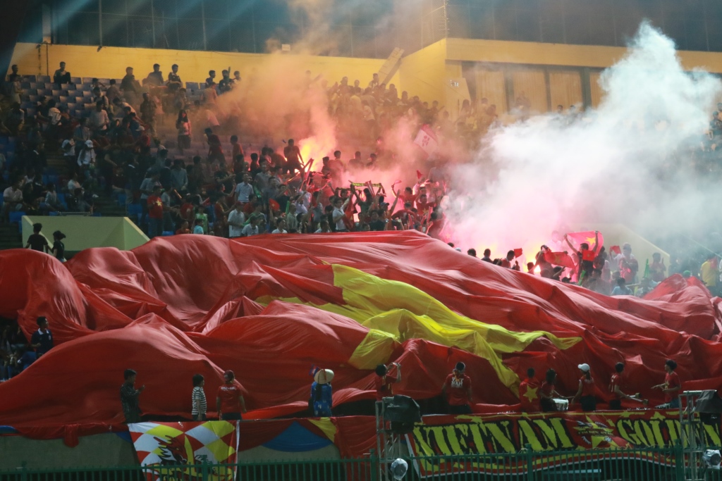 대형 베트남국기를 편 채 응원전을 펼치고 있는 베트남축구팬들. 국가대항 A매치가 열리는 날은 항상 이같은 이벤트가 펼쳐진다