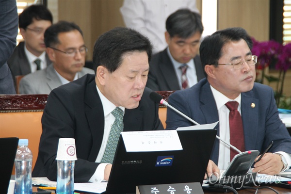 국회 국토교통위원회의 한국수자원공사에 대한 국정감사가 19일 대전 대덕구 수자원공사에서 진행된 가운데, 국민의당 주승용(전남 여수을)의원이 질의하고 있다.