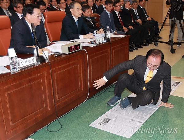 국감장에 신문지깔고 드러누운 노회찬 노회찬 정의당 의원이 19일 오전 서올 종로구 감사원에서 열린 국회 법사위 국정감사에서, 박근혜 전 대통령이 열악한 구치소 생활을 하며 인권탄압 받고 있다고 주장한 것을 반박하며, 일부 재소자들이 신문지 2장 반을 붙인 독방에서 열악한 교도소 생활을 하고 있다며 실제 신문지 위에 누워보고 있다.