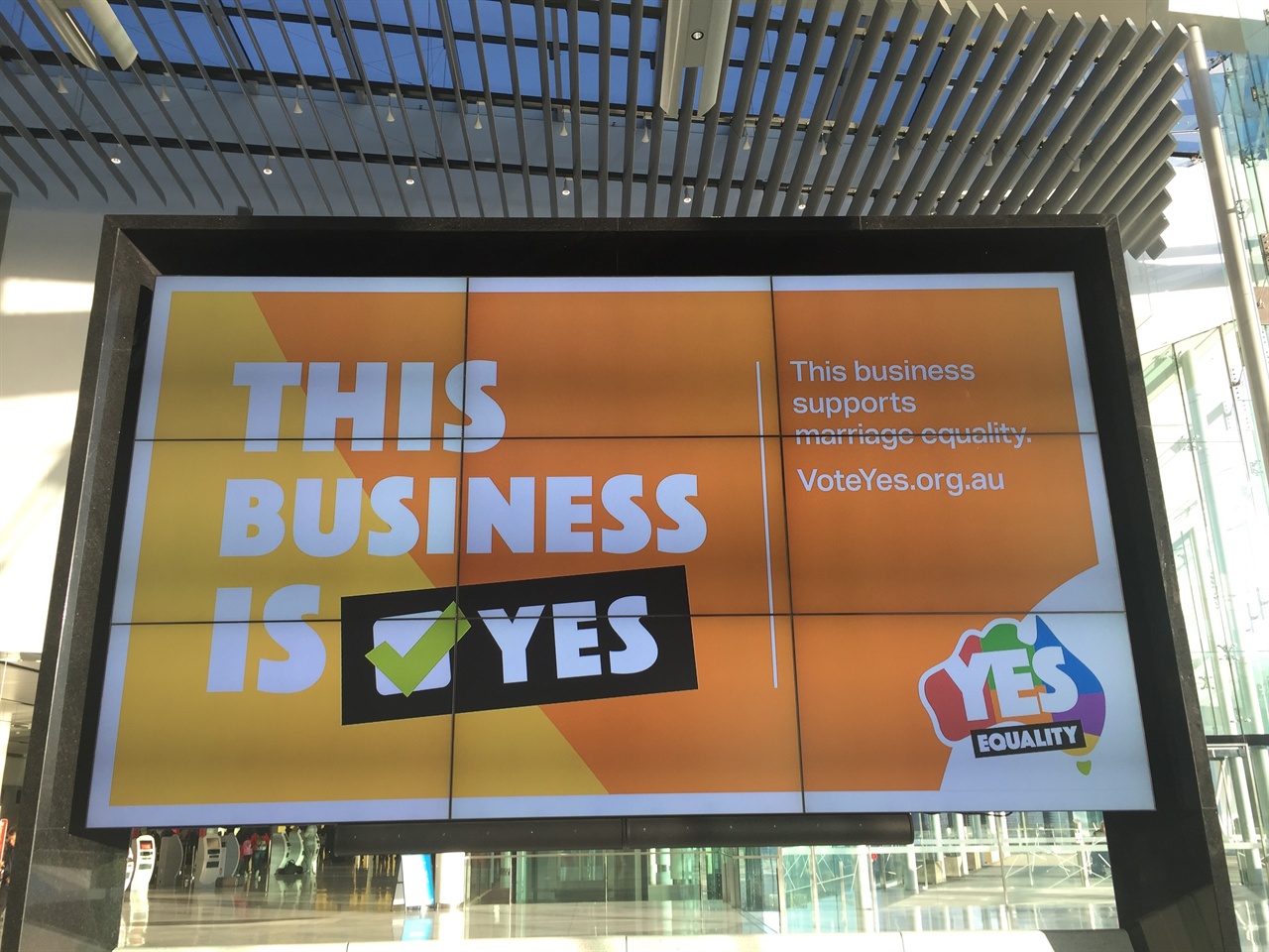 호주 수도 캔버라 공항에 걸린 '동성혼 합법화에 찬성합니다.' 대형 광고물