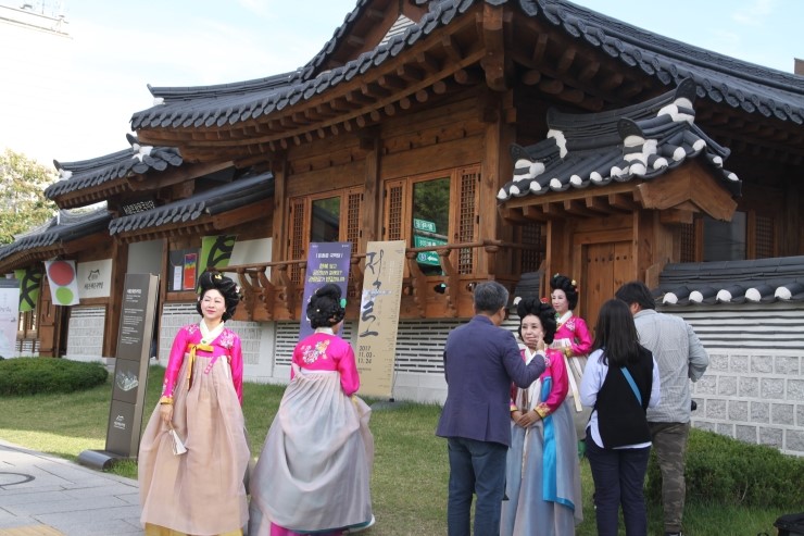 재미교포 국악 공연팀이 국악당 앞에서 출연 준비를 하고 있다.