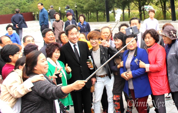 이낙연 국무총리가 19일 오후 김해 봉하마을 고 노무현 전 대통령 묘소를 참배하고 나오자 시민들이 모여 사진을 함께 찍었다.