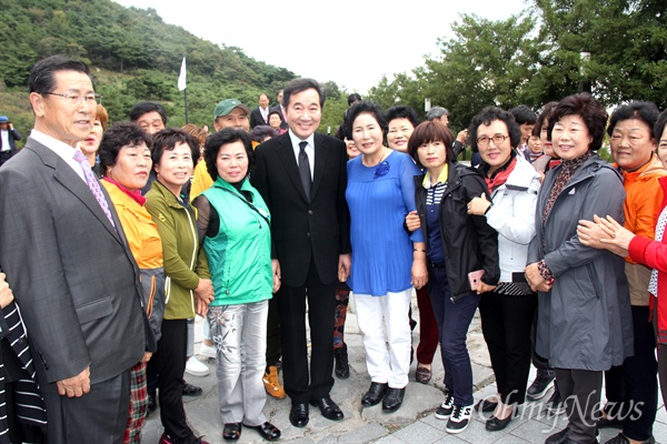  이낙연 국무총리가 19일 오후 김해 봉하마을 고 노무현 전 대통령 묘소를 참배하고 나오자 시민들이 모여 사진을 함께 찍었다.