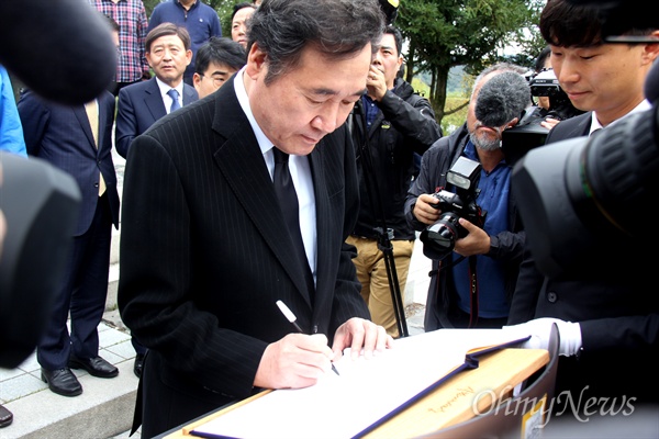 이낙연 국무총리가 19일 오후 김해 봉하마을 고 노무현 전 대통령 묘소를 참배하고 방명록에 서명하고 있다.