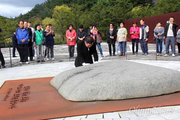  이낙연 국무총리가 19일 오후 김해 봉하마을 고 노무현 전 대통령 묘소를 참배하며 너럭바위를 짚어 보고 있다.