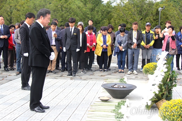 이낙연 국무총리가 19일 오후 김해 봉하마을 고 노무현 전 대통령 묘소를 참배하고 있다.