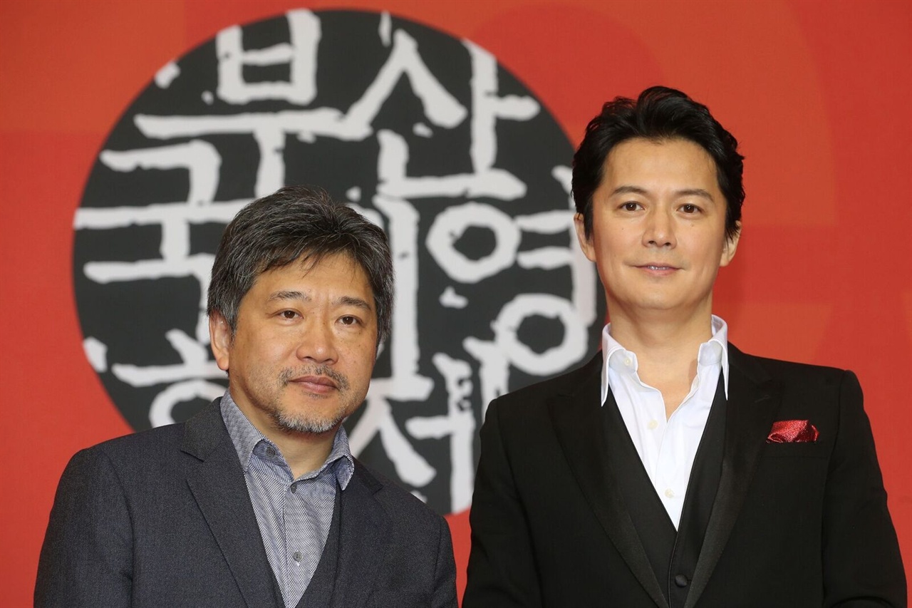  지난 19일, 부산 영화의전당 두레라움홀에서 열린 <세 번째 살인> 기자회견에 참석한 고레에다 히로카즈 감독, 후쿠야마 마사하루 