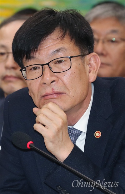 김상조 공정거래위원장이 19일 국회에서 열린 정무위원회 국정감사에서 의원 질의를 듣고 있다. 