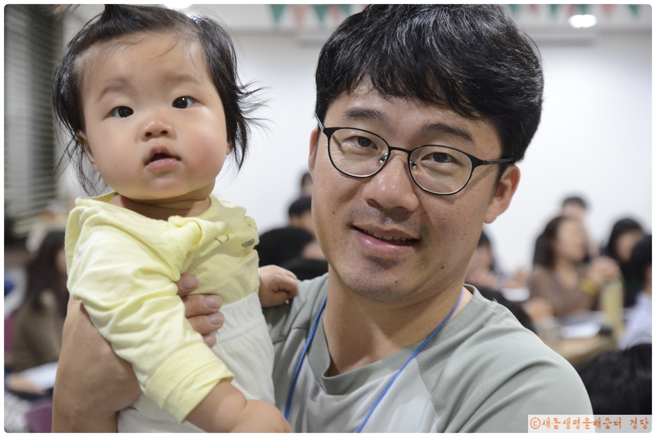  걸음마 배우는 아이부터 지긋한 연세의 어르신까지 3세대가 어우러져 교육문화연구학교 공부 모임을 열었다.