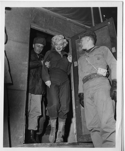 1954, 2. 16. 당대 최고 스타 금발의 미녀 마릴린 먼로가 군복을 입고서 한국전선에서 수고하는 유엔군 장병들을 위문하고자 무대로 나오고 있다.