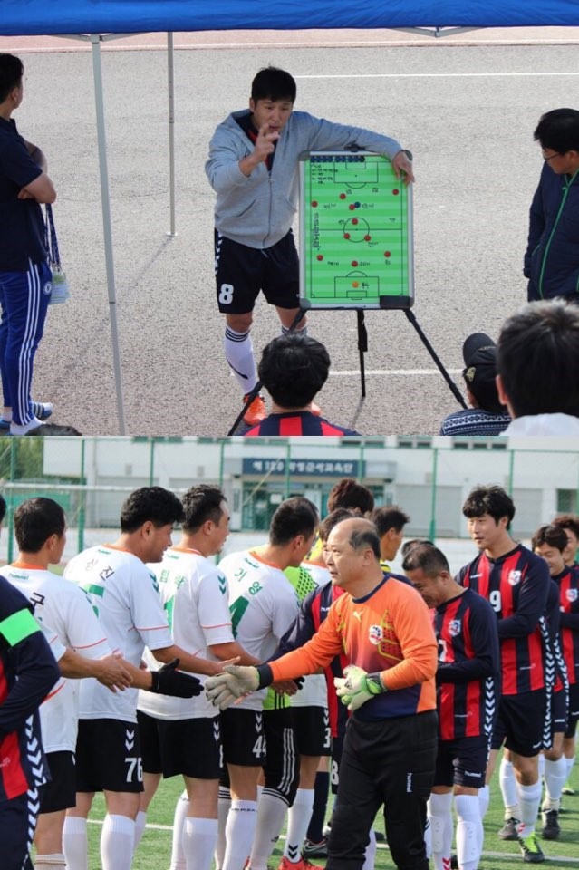  선수들을 지도하는 감독 박준영 씨(위), 검붉은색의 유니폼의 돌바위 FC(아래)