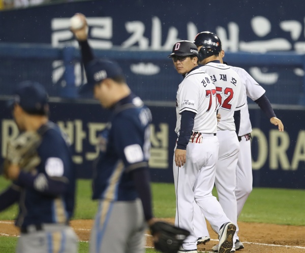  지난 18일 잠실야구장에서 열린 NC와 두산의 플레이오프 2차전. 두산 김재호가 7말 NC 최금강 투수의 볼에 맞았지만 1루 전형도 코치가 위로해주고 있다.