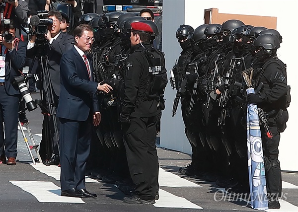 문재인 대통령이 20일 오전 서울 광화문광장에서 열린 제72주년 경찰의 날 기념식에서 경찰특공대를 격려하고 있다.
