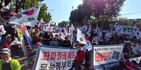 21일 서울 대학로에서 열린 태극기집회에 7천여명의 고령자들이 모여 "박근혜 석방"을 외치고 있다.