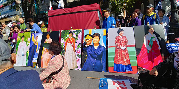 21일 서울 대학로 태극기집회에서 참가자들이 박근혜 전 대통령 사진을 들고 나와 시위하고 있다.