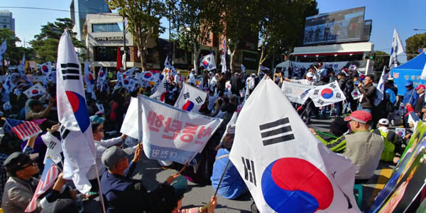 21일 서울 대학로에서 열린 태극기집회에 7천여명이 모여 "박근혜 석방"을 외치고 있다.