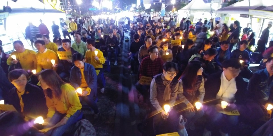 21일 서울 광화문광장에서 열린 세월호진상규명특별법 입법을 촉구하는 촛불문화제。