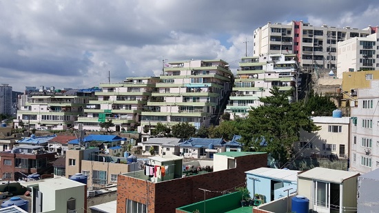  드라마 <쌈, 마이웨이>의 촬영지 문현동 한성주택은 산비탈에 세운 계단식 구조 연립주택이다.